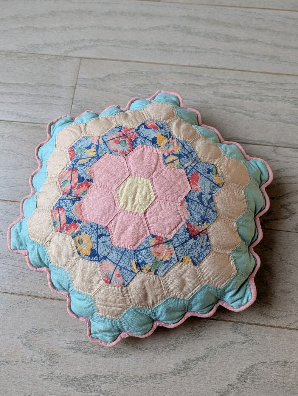 VINTAGE QUILT PILLOW feather filled - Picture 3 of 8